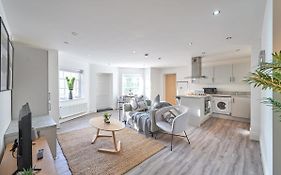 A Stylish Apartment With Parking In Preston