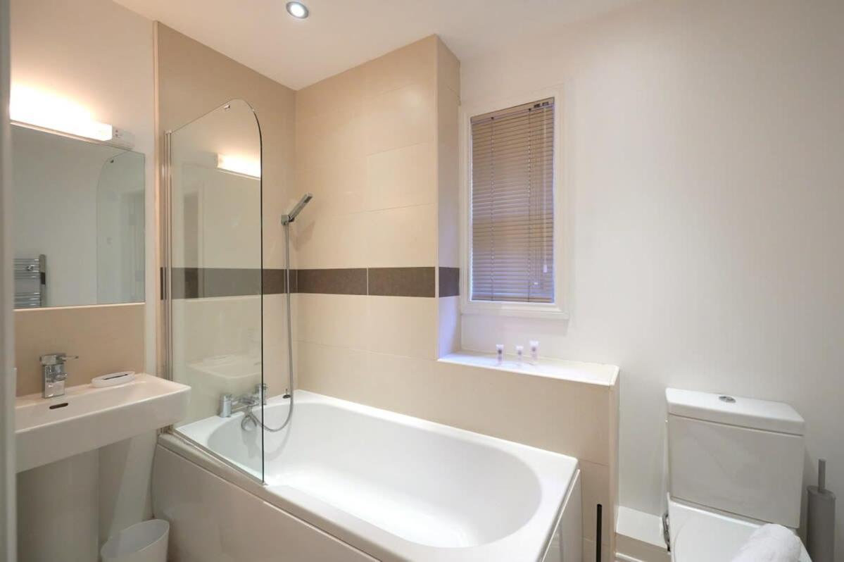 A Stylish Apartment With Parking In Preston Preston  Exterior photo